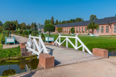 Almanya 'nın Schwetzingen Sarayı' ndaki turuncu ve çevresindeki bahçe güneşli yaz günlerinde.