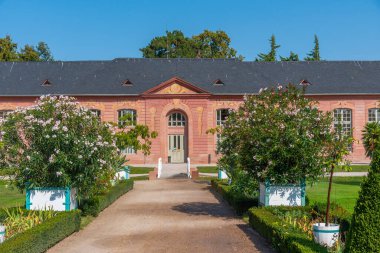 Almanya 'nın Schwetzingen Sarayı' ndaki turuncu ve çevresindeki bahçe güneşli yaz günlerinde.