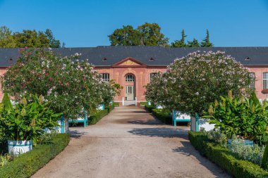 Almanya 'nın Schwetzingen Sarayı' ndaki turuncu ve çevresindeki bahçe güneşli yaz günlerinde.