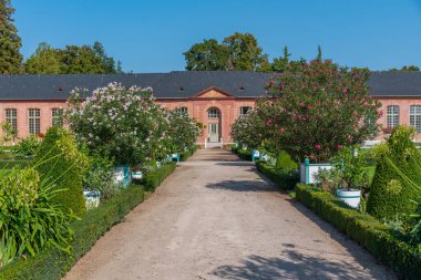 Almanya 'nın Schwetzingen Sarayı' ndaki turuncu ve çevresindeki bahçe güneşli yaz günlerinde.