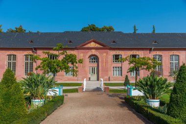 Almanya 'nın Schwetzingen Sarayı' ndaki turuncu ve çevresindeki bahçe güneşli yaz günlerinde.