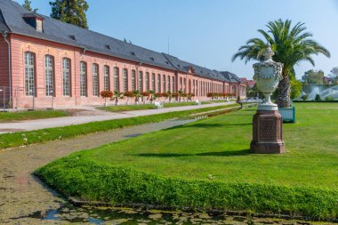Almanya 'nın Schwetzingen Sarayı' ndaki turuncu ve çevresindeki bahçe güneşli yaz günlerinde.