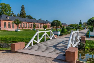 Almanya 'nın Schwetzingen Sarayı' ndaki turuncu ve çevresindeki bahçe güneşli yaz günlerinde.