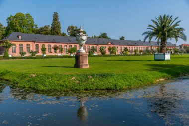 Almanya 'nın Schwetzingen Sarayı' ndaki turuncu ve çevresindeki bahçe güneşli yaz günlerinde.