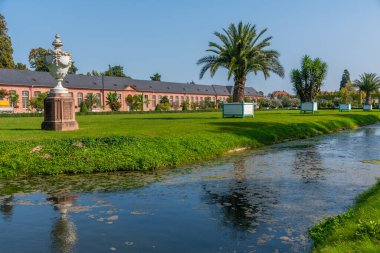 Almanya 'nın Schwetzingen Sarayı' ndaki turuncu ve çevresindeki bahçe güneşli yaz günlerinde.