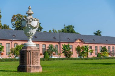 Almanya 'nın Schwetzingen Sarayı' ndaki turuncu ve çevresindeki bahçe güneşli yaz günlerinde.