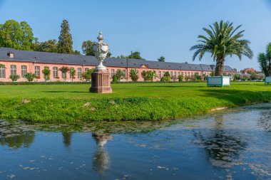 Almanya 'nın Schwetzingen Sarayı' ndaki turuncu ve çevresindeki bahçe güneşli yaz günlerinde.