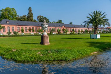 Almanya 'nın Schwetzingen Sarayı' ndaki turuncu ve çevresindeki bahçe güneşli yaz günlerinde.