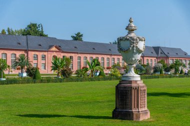 Almanya 'nın Schwetzingen Sarayı' ndaki turuncu ve çevresindeki bahçe güneşli yaz günlerinde.
