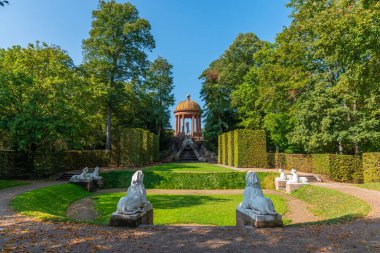 Güneşli yaz gününde Almanya 'daki Schwetzingen Sarayı' nın bahçelerinde Apollo Tapınağı