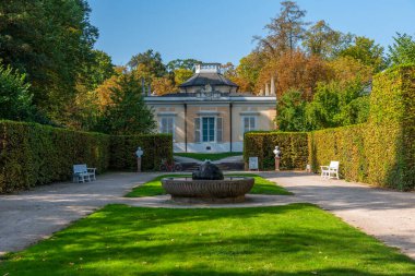 Güneşli yaz gününde Almanya 'daki Schwetzingen Sarayı' nın bahçesinde Badhaus.