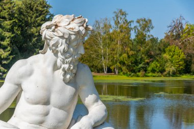 Güneşli yaz gününde Almanya 'daki Schwetzingen Sarayı' ndaki su kanalında heykel
