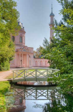 Güneşli yaz gününde Almanya 'daki Schwetzingen Sarayı' ndaki pembe cami.