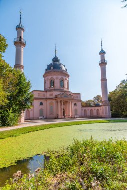 Güneşli yaz gününde Almanya 'daki Schwetzingen Sarayı' ndaki pembe cami.