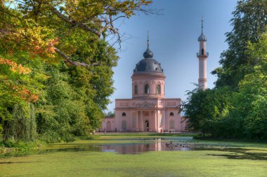 Güneşli yaz gününde Almanya 'daki Schwetzingen Sarayı' ndaki pembe cami.