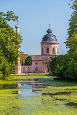 Güneşli yaz gününde Almanya 'daki Schwetzingen Sarayı' ndaki pembe cami.