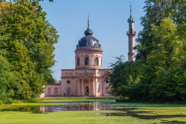 Güneşli yaz gününde Almanya 'daki Schwetzingen Sarayı' ndaki pembe cami.