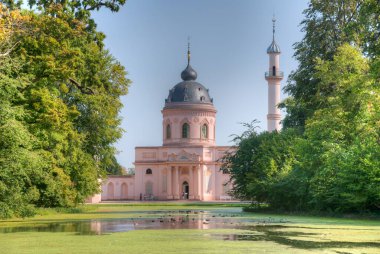 Güneşli yaz gününde Almanya 'daki Schwetzingen Sarayı' ndaki pembe cami.