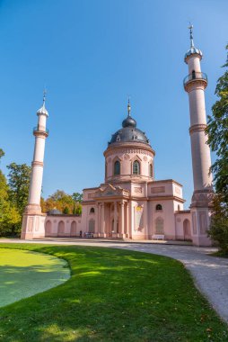 Güneşli yaz gününde Almanya 'daki Schwetzingen Sarayı' ndaki pembe cami.