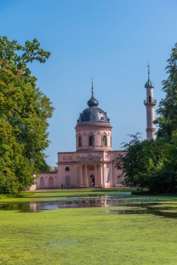 Güneşli yaz gününde Almanya 'daki Schwetzingen Sarayı' ndaki pembe cami.
