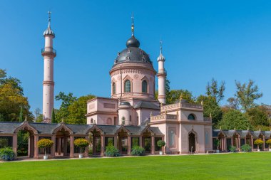 Güneşli yaz gününde Almanya 'daki Schwetzingen Sarayı' ndaki pembe cami.