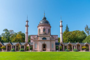Güneşli yaz gününde Almanya 'daki Schwetzingen Sarayı' ndaki pembe cami.