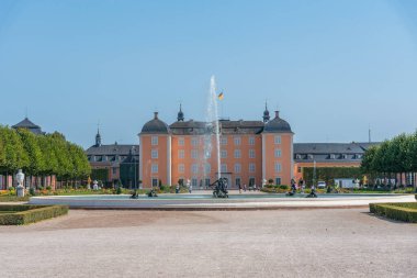 Almanya 'da Schwetzingen Sarayı çiçek açan bir bahçeden görüldü