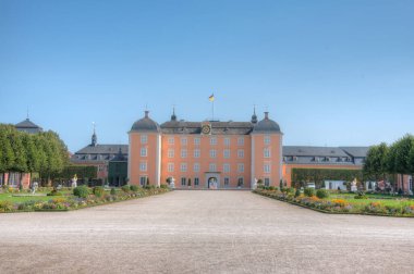 Almanya 'da Schwetzingen Sarayı çiçek açan bir bahçeden görüldü