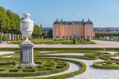 Almanya 'da Schwetzingen Sarayı çiçek açan bir bahçeden görüldü