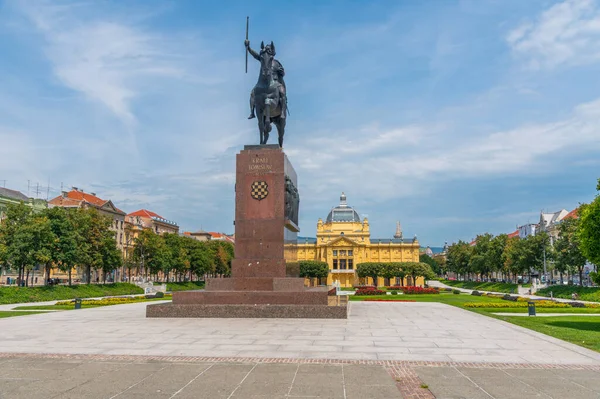 Статуя Короля Томіслава Жовтий Павільйон Мистецтва Загребі Хорватія — стокове фото