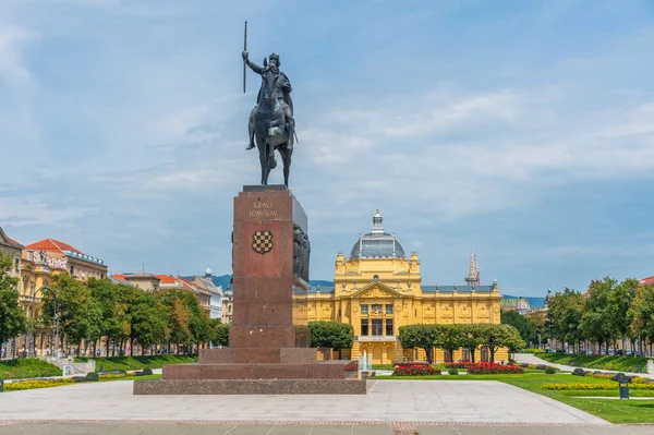Hırvatistan 'ın Zagreb kentinde Kral Tomislav' ın heykeli ve sarı sanat pavyonu