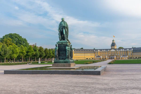 Palácio Karlsruhe Monumento Karl Friedrich Alemanha — Fotografia de Stock