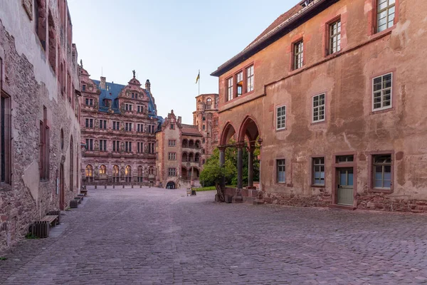 Almanya 'nın Heidelberg kentindeki sarayın ana avlusunun gün batımı manzarası