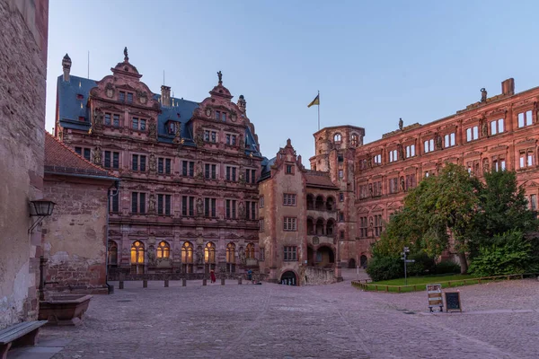 Almanya 'nın Heidelberg kentindeki sarayın ana avlusunun gün batımı manzarası