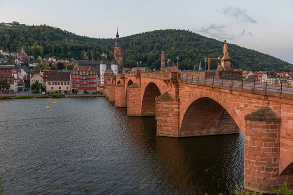 Heidelberg, Almanya 'daki Kutsal Ruh Kilisesi' ne giden eski köprü.