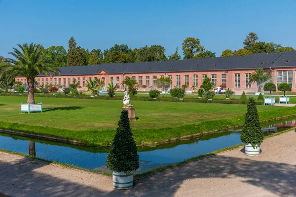 Almanya 'nın Schwetzingen Sarayı' ndaki turuncu ve çevresindeki bahçe güneşli yaz günlerinde.