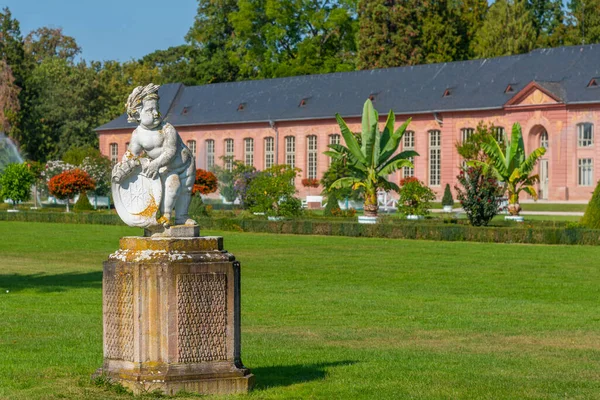 Almanya 'nın Schwetzingen Sarayı' ndaki turuncu ve çevresindeki bahçe güneşli yaz günlerinde.