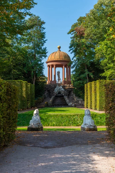 Güneşli yaz gününde Almanya 'daki Schwetzingen Sarayı' nın bahçelerinde Apollo Tapınağı