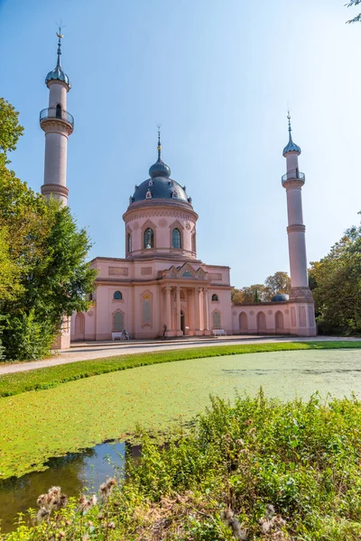 Güneşli yaz gününde Almanya 'daki Schwetzingen Sarayı' ndaki pembe cami.