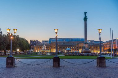 Almanya 'nın Stuttgart kentindeki Schlossplatz' da günbatımı