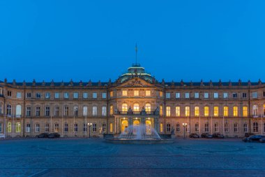 Almanya 'nın Stuttgart kentindeki yeni sarayın günbatımı manzarası