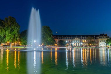 Almanya 'nın Stuttgart kentindeki yeni sarayın günbatımı manzarası