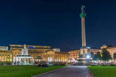 Almanya 'nın Stuttgart kentindeki Schlossplatz' da günbatımı