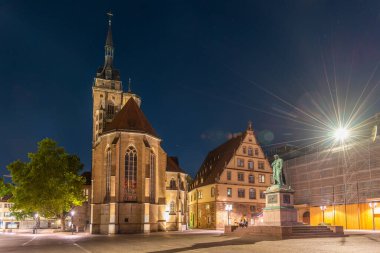 Almanya 'nın Stuttgart kentindeki Schillerplatz Meydanı' nda Stiftskirche 'in gün batımı manzarası