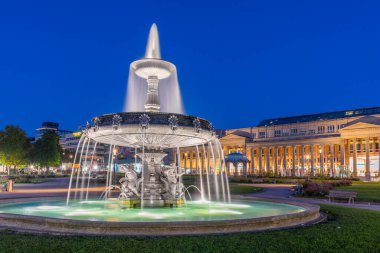 Almanya 'nın Stuttgart kentindeki Schlossplatz' da bir çeşmenin gün doğumu manzarası