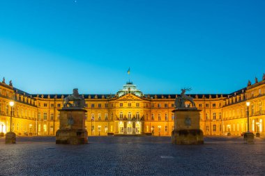 Almanya 'nın Stuttgart kentindeki yeni sarayın gün doğumu manzarası