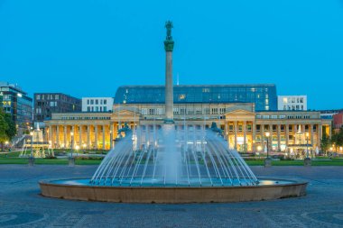 Almanya 'nın Stuttgart kentindeki Schlossplatz' da gün doğumu