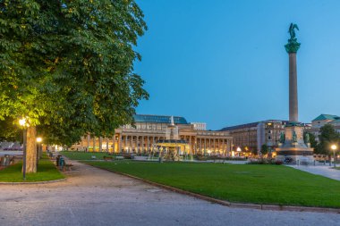 Almanya 'nın Stuttgart kentindeki Schlossplatz' da gün doğumu