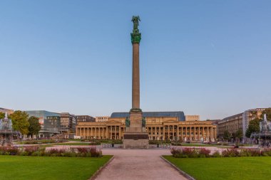 Almanya 'nın Stuttgart kentindeki Schlossplatz' da gün doğumu