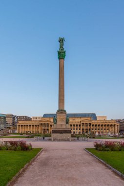 Almanya 'nın Stuttgart kentindeki Schlossplatz' da gün doğumu
